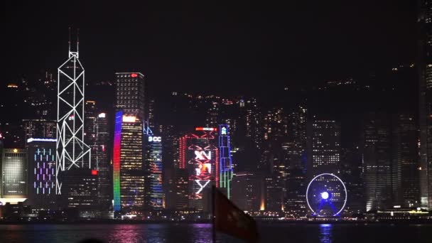 Hong Kong - aprile 2016: grattacieli di Hong Kong. Skyline di fama mondiale di notte con barca a vela rossa antica — Video Stock