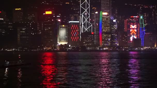 Hong Kong - Abril 2016: Rascacielos de Hong Kong. skyline de fama mundial por la noche con el antiguo velero rojo — Vídeo de stock