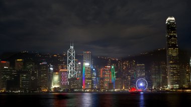 Hong Kong gökdelenler. Kırmızı ile gece dünya ünlü manzarası