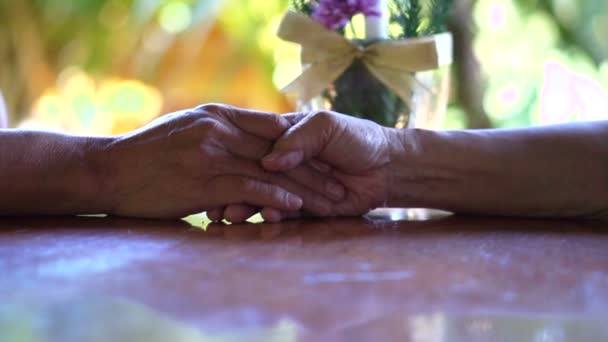 Primer plano de una pareja de ancianos tomados de la mano con anillos. amor, cuidado y concepto de eternidad — Vídeos de Stock