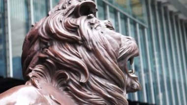 Hong Kong - Nisan 2016: Aslan heykeli Hsbc Bank baş bölgesi Merkez ilçe, Hong Kong kulede girişinde.