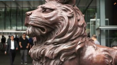 Hong Kong - Nisan 2016: Aslan heykeli Hsbc Bank baş bölgesi Merkez ilçe, Hong Kong kulede girişinde.