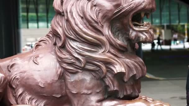 Hong Kong - April 2016: Lion standbeeld aan de ingang van Hsbc Bank hoofd kwartaal toren in Central District, Hong Kong. — Stockvideo