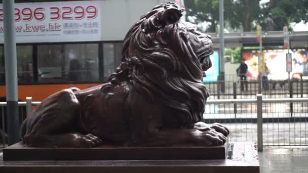 Hong Kong - April 2016: Wet lion statue at the entrance of HSBC Bank head quarter Tower in Central District, Hong Kong. — Stock Video