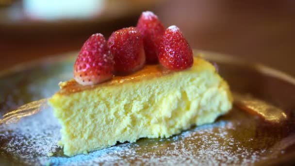 Plateau de gâteaux, gâteau au fromage aux fraises, tiramisu, velours rouge — Video