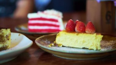 Pasta tabağı, çilekli cheesecake, tiramisu, kırmızı kadife