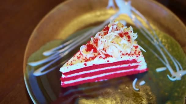 Ciasta na talerzu, sernik truskawkowy, tiramisu, czerwonego aksamitu — Wideo stockowe