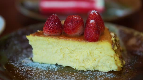 Bandeja de bolos, cheesecake de morango, tiramisu, veludo vermelho — Vídeo de Stock