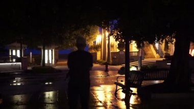 Komuta sizde şehir gece dolaşırken yürüme. Islak zemin kavramı hayat ve yalnızlık yağmur sonra yansıtır