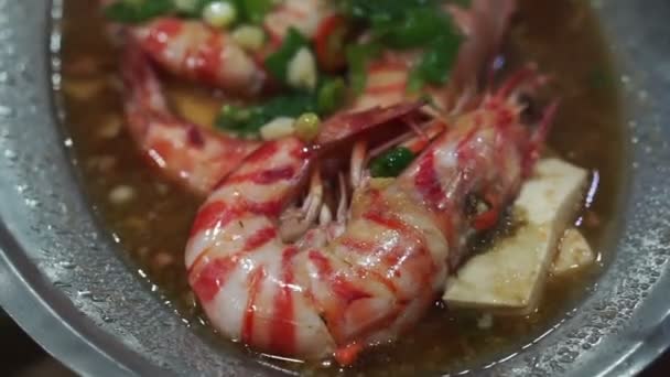 Cocina china, gambas con tofu revuelto frito — Vídeo de stock