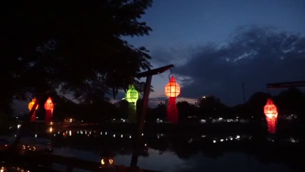 Тайському стилі Ланна прапор і ліхтарі папери оформлені річка в Йі Пен фестиваль, Чіанг травня, Таїланд — стокове відео