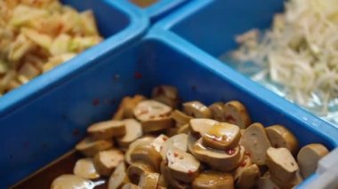 Asya Çin garnitür turşu satışında Pazar, sosis, salatalık, fasulye Filiz stil