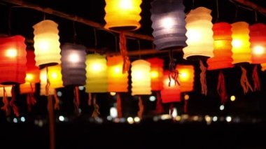 Tay tarzı Lanna bayrak ve nehre Yee-peng Festivali, Chiangmai Tayland tarafından dekore edilmiş kağıt fenerler