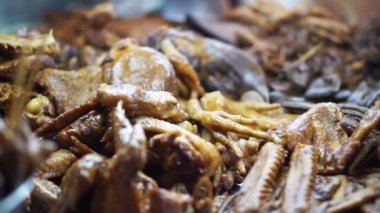 Haşlanmış tavuk pot yerel pazarda satan Çince herb ve soya sosu