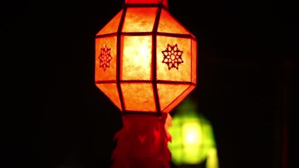 Thaise stijl Lanna vlag en papieren lantaarns ingericht door de rivier in Yee-peng festival, Chiangmai, Thailand — Stockvideo