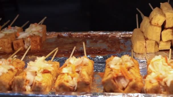 揚げし、焼き臭い豆腐有名な台湾の豆腐を発酵させた — ストック動画
