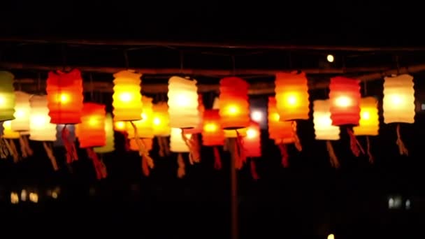 Thaise stijl Lanna vlag en papieren lantaarns ingericht door de rivier in Yee-peng festival, Chiangmai, Thailand — Stockvideo