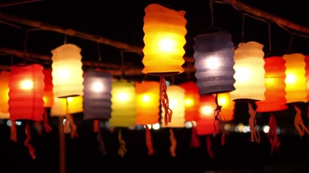 Thaise stijl Lanna vlag en papieren lantaarns ingericht door de rivier in Yee-peng festival, Chiangmai, Thailand — Stockvideo