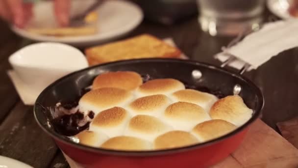 Marshmallow arrosto su tegame. Cioccolato ripieno dentro che serve con biscotto — Video Stock