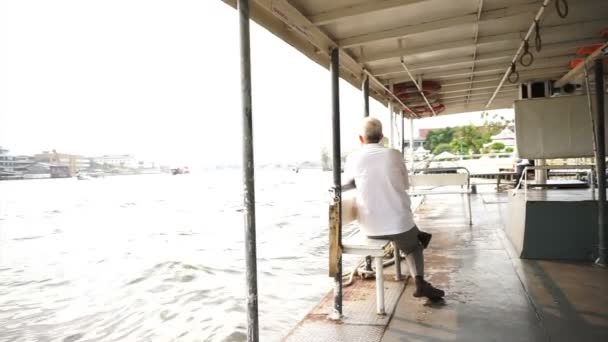 Senior asiatiska man som Red en färja att passera Chaopraya river i morgonsolen. Resa till Thailand med kollektivtrafik — Stockvideo