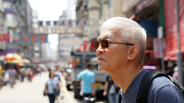 Пожилой человек с городской архитектурой Гонконга — стоковое фото