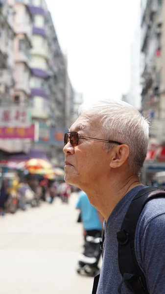 Senior man with hong kong urban architecture scene — Stock Photo, Image