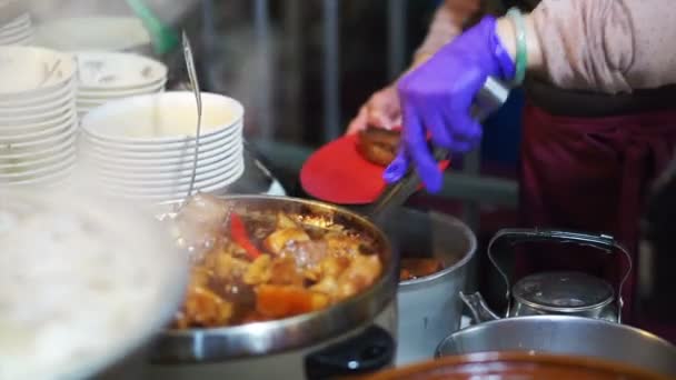 China, comida callejera taiwanesa en el mercado nocturno sopa de bolas de carne y nudillo de cerdo — Vídeos de Stock