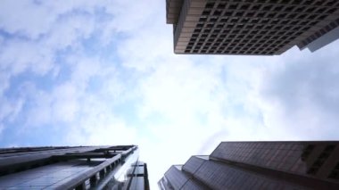 Alttan gökdelenler gökyüzü arka plan görüntüleyin. İş bölgesi soyut mali binalar