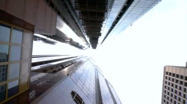 Alttan gökdelenler gökyüzü arka plan görüntüleyin. İş bölgesi soyut mali binalar