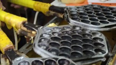 Hong Kong eski stil bal tarak gözleme yapımında. Taze çelik köstebek ile alışveriş yapmak