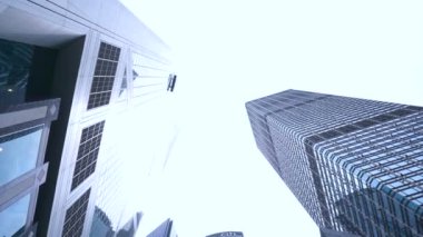 Alttan gökdelenler gökyüzü arka plan görüntüleyin. İş bölgesi soyut mali binalar