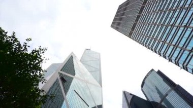 Alttan gökdelenler gökyüzü arka plan görüntüleyin. İş bölgesi soyut mali binalar