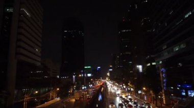 Bangkok, Tayland - Mart 2016: Araba trafik ve gece Bangkok sokağında ulaşım