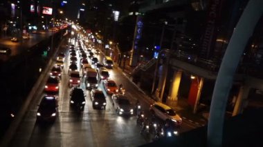 Bangkok, Tayland - Mart 2016: Araba trafik ve gece Bangkok sokağında ulaşım
