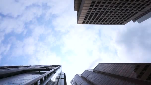 Wolkenkrabbers van de achtergrond van de hemel van de weergave van de bodem. Zakelijke district abstracte financiële gebouwen — Stockvideo