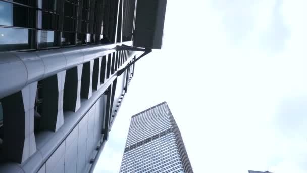 Wolkenkrabbers van de achtergrond van de hemel van de weergave van de bodem. Zakelijke district abstracte financiële gebouwen — Stockvideo