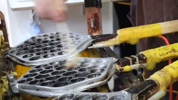 Hong Kong eski stil bal tarak gözleme yapımında. Taze çelik köstebek ile alışveriş yapmak — Stok video