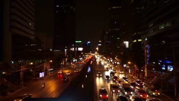 Bangkok, Tailandia - Marzo 2016: Tráfico de coches y transporte en la calle de Bangkok por la noche — Vídeos de Stock