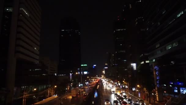 Bangkok, Thajsko - březen 2016: Automobilové dopravy a dopravy na ulici Bangkoku v noci — Stock video