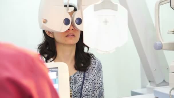 Asian woman having her eyes sight examined checked by doctor, Optometry concept — Stock Video