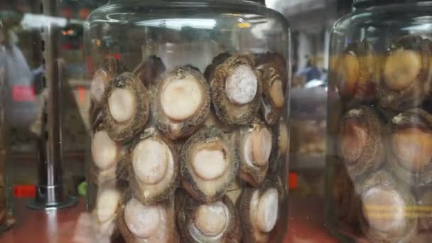 Tienda china de mariscos secos en Hong Kong. Medicamentos alimentos para la salud — Vídeos de Stock