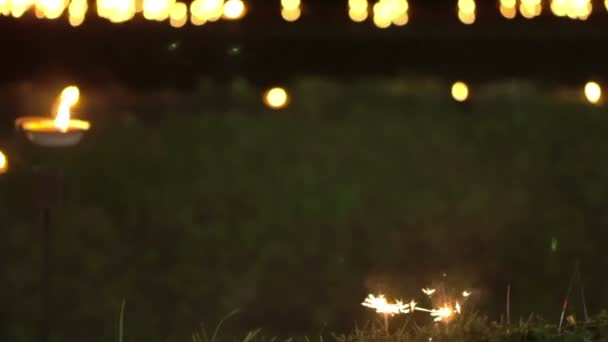 Vela encendida por la noche para rendir homenaje a la diosa del río en el festival Loi Krathong Tailandia . — Vídeo de stock