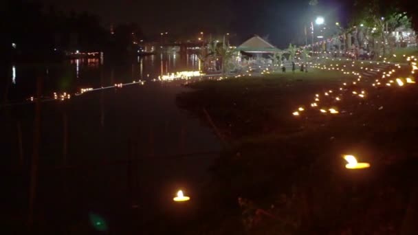 Loi Krathong fesztivál Chiangmai, Thaiföld. Szép estét gyertya fénye — Stock videók