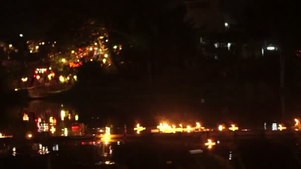 Loi Krathong-festivalen i Chiangmai, Thailand. Vakker natt med lys fra stearinlys – stockvideo