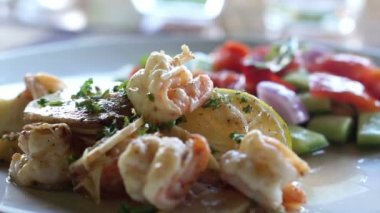 Limon ve karides, karides deniz ürünleri yemek sebze stir fry