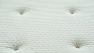 Temiz beyaz yeni yatak yatak yatak yakın doku