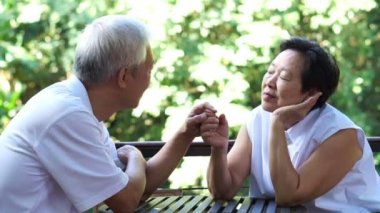 Asya mutlu çift el doğa arka plan üzerinde tutmak.