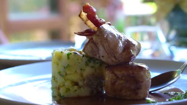 Rollo de cerdo relleno con tocino servir con arroz, plato de cocina occidental — Vídeos de Stock