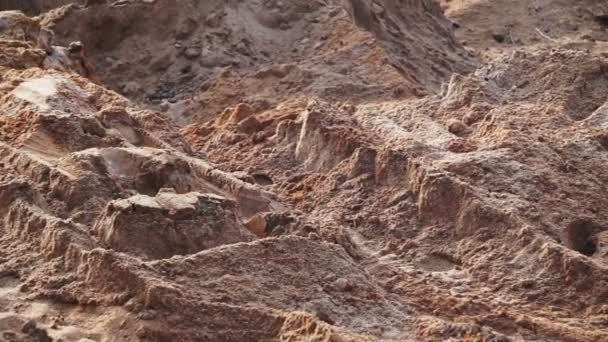 Costruzione sabbia e mucchio di terreno con escavatore auto ruota traccia — Video Stock