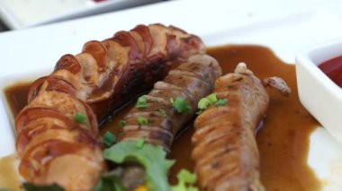 Ketçap hardal ve salata ile Alman sosis tabağı